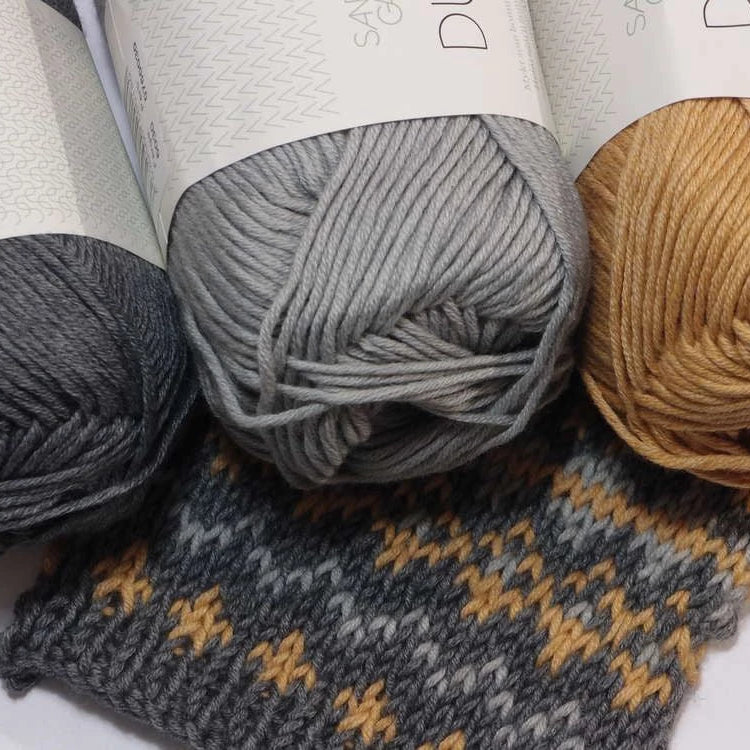 Sandnes Garn Duo eri värejä ja kirjoneuletilkku