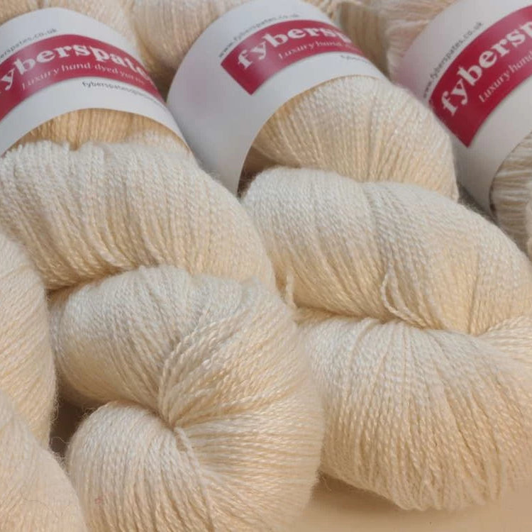 Fyberspates Gleem Lace Luonnonvalkoinen