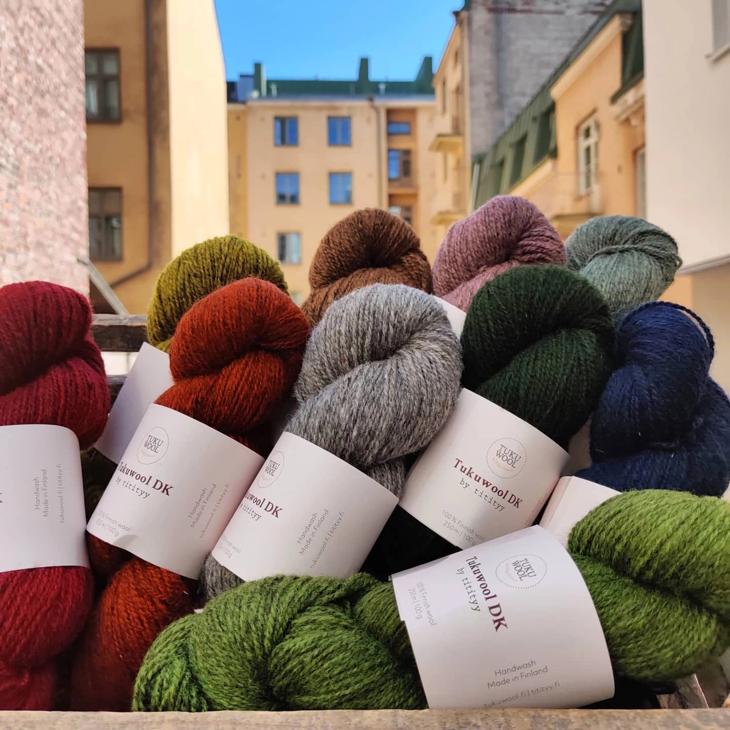 Tukuwool DK eri värit korissa